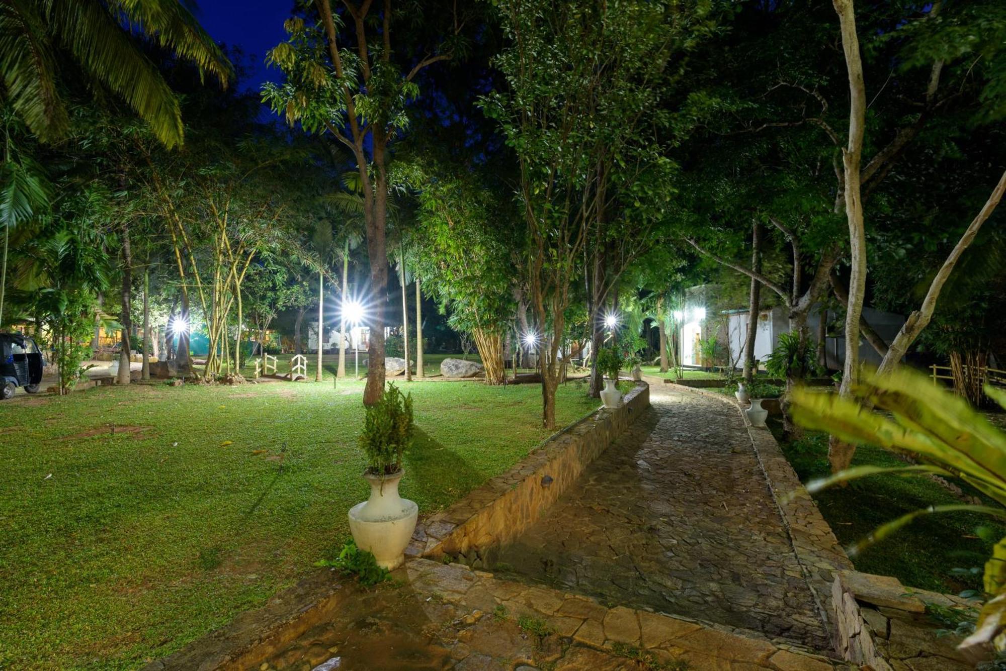 Hotel Sobana Lake Front Удавалаве Экстерьер фото